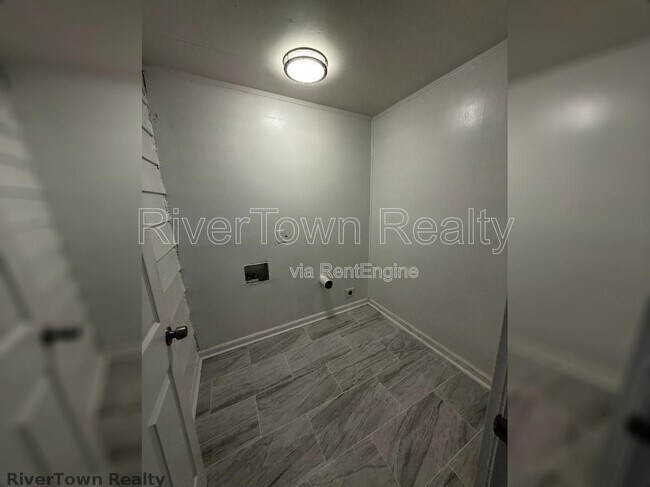 Building Photo - 2677 Larose Ave