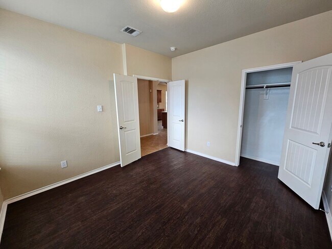 Building Photo - Available now ready for immediate move in  $500 off second month's rent move in special