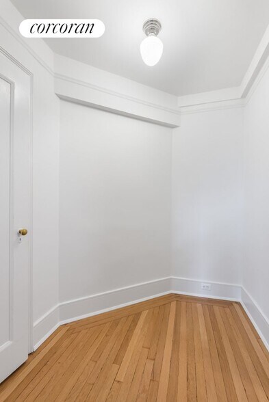 Building Photo - 302 W 12th St