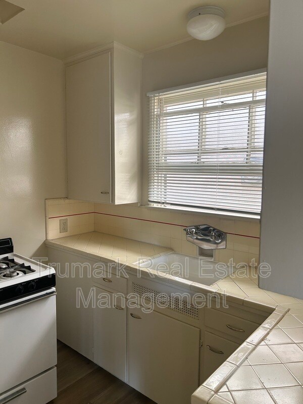 Building Photo - 1451 E Broadway