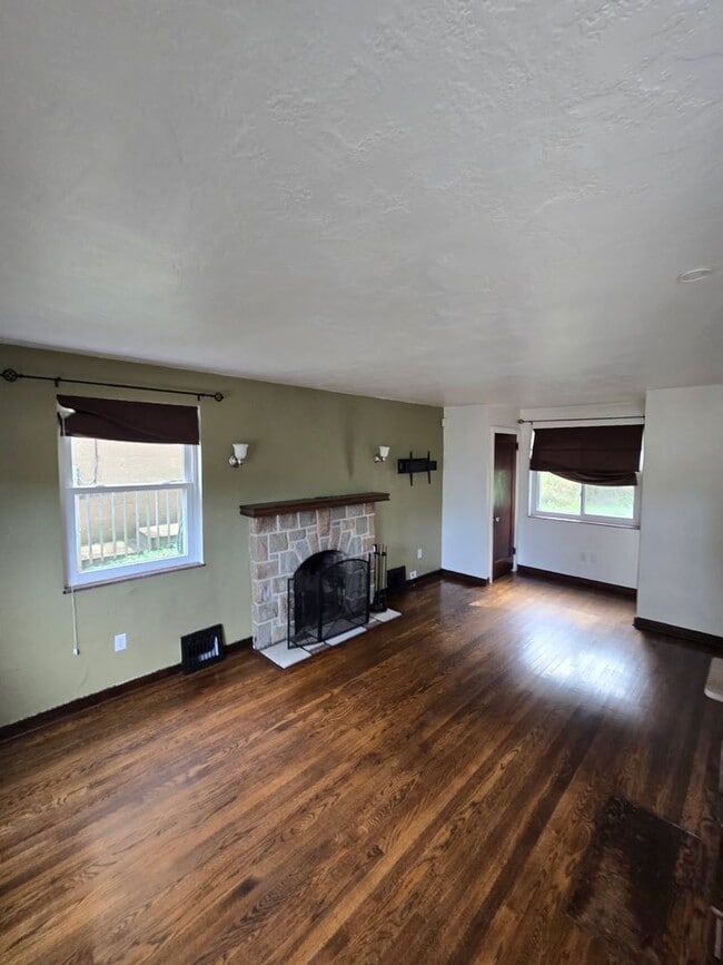 Building Photo - Welcome to this charming 3-bedroom, 1-bath...