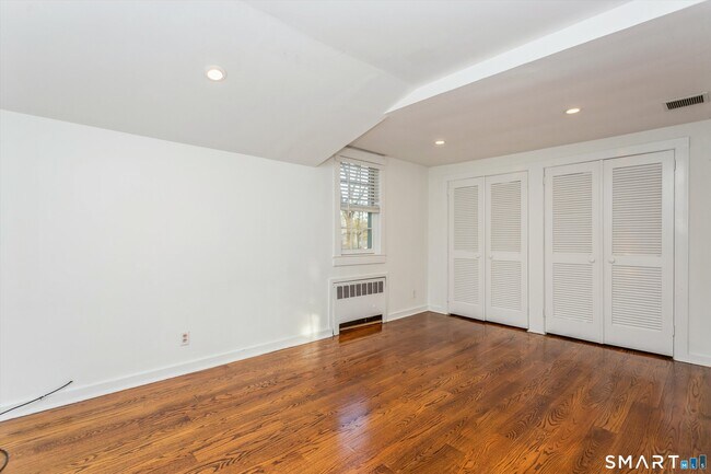 Building Photo - 181 E Putnam Ave