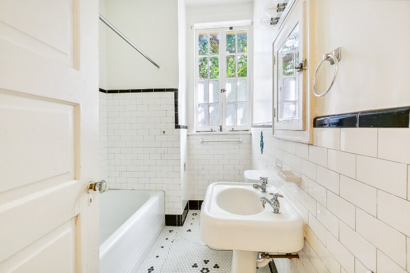 Building Photo - 319 S Lopez St