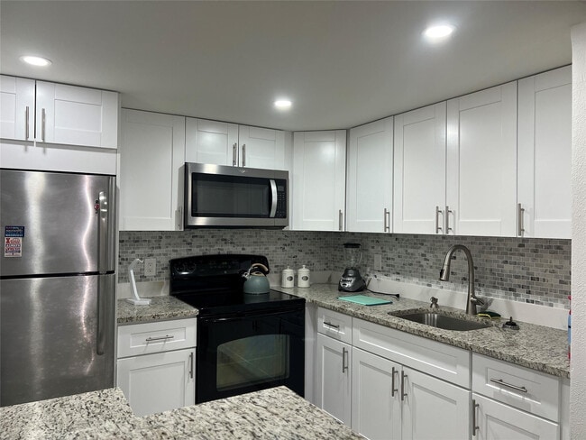 Building Photo - 690 Saxony Way