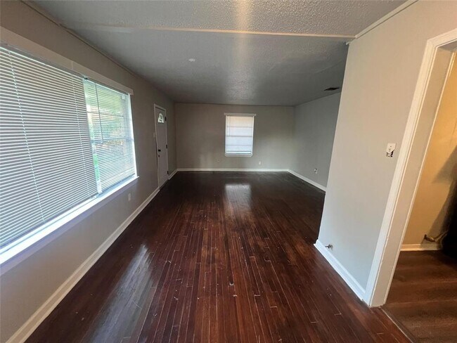 Building Photo - 5818 Glenhurst Dr