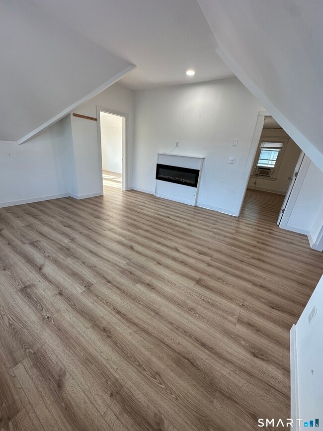 Building Photo - 27 E 9th St