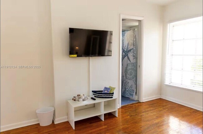 Building Photo - 1949 NE 123rd St