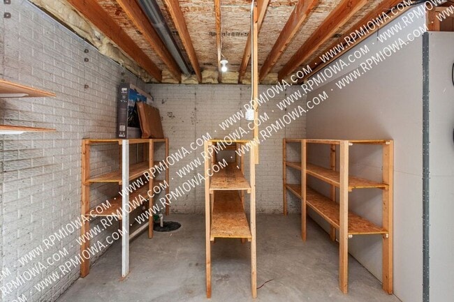 Building Photo - 738 NE Spring St