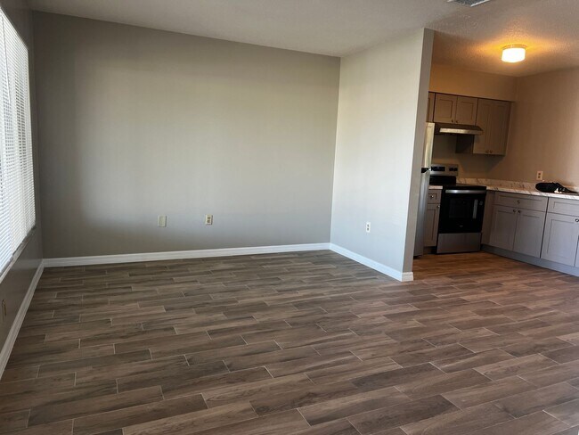 Building Photo - 2BD/1BA/Single carport - Venice