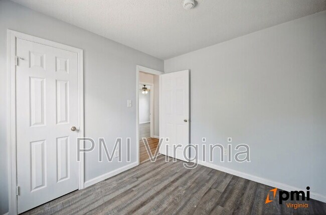 Building Photo - 1701 Darrow St