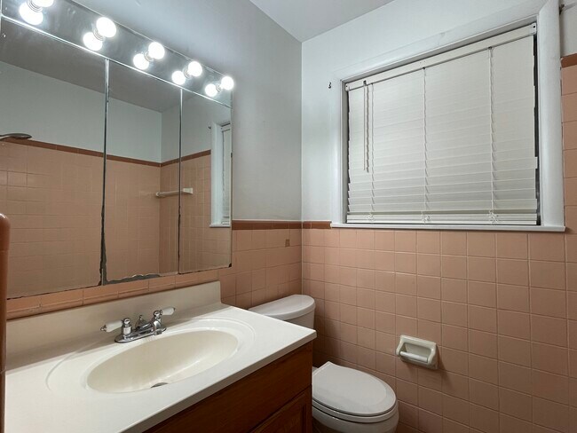 Full Bath - 1208 Tulane Ave