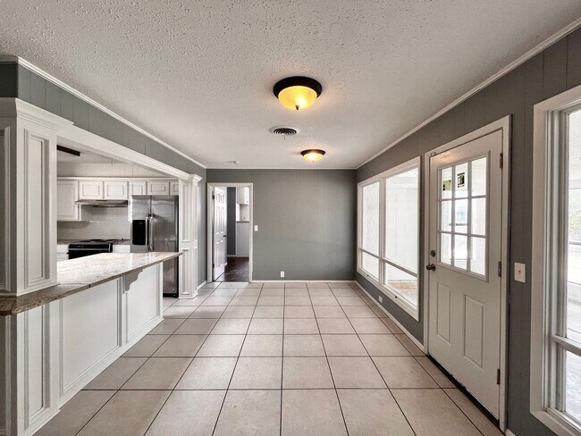 Building Photo - Amazing 4/2.5 in Prime Location! Minutes from Texas Tech and Hospitals!