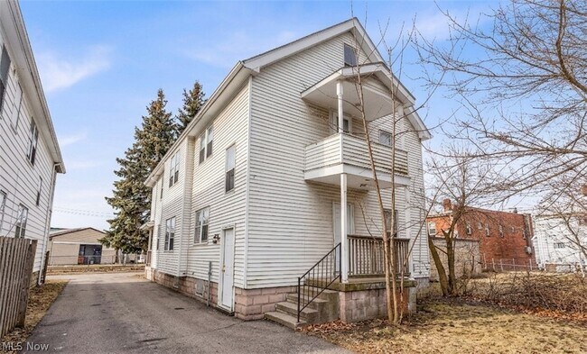 Building Photo - 9609 Sladden Ave