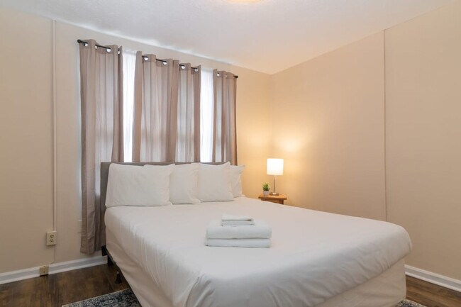 Building Photo - 3912 Crestview Dr