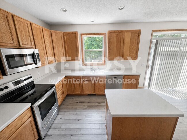 Building Photo - Available September 1st 3 Bedroom 3 Bath Single Family Home in Plymouth