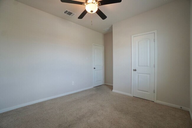 Building Photo - 115 Bethpage Dr