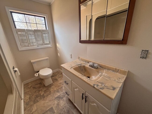 Building Photo - 3 Bedrooms- 1 Bathroom- House in Coosa!