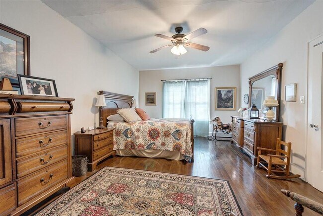 Building Photo - Daring 2 bedroom 1 bath in the heart of Ryan Place.