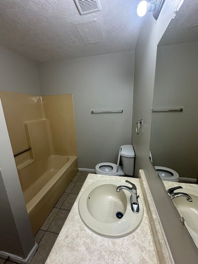 Building Photo - 3 bed 2 bath in Atlanta!