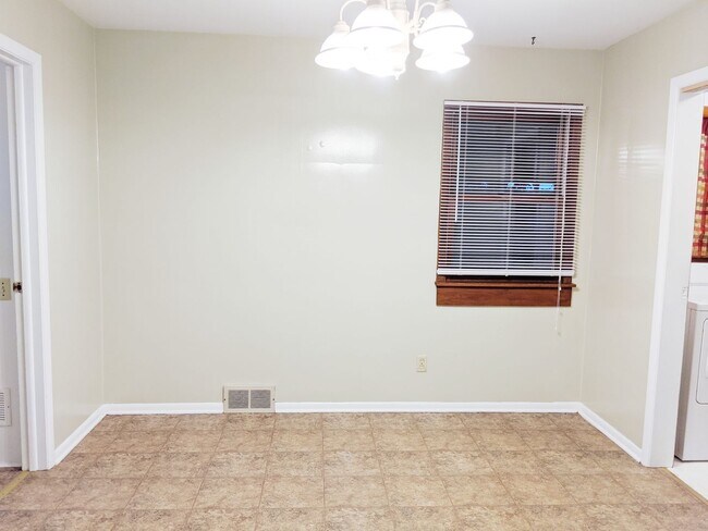 Building Photo - 214 S Hillsdale Ct
