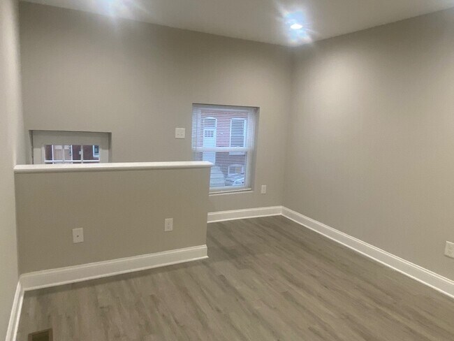 Building Photo - 224 N Rose St