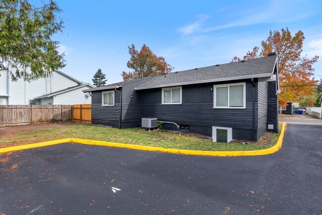 Building Photo - Spacious 5-bed, 2.5-bath home available in SE Portland