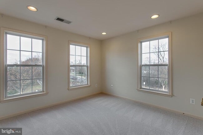 Building Photo - 22000 Avonworth Square