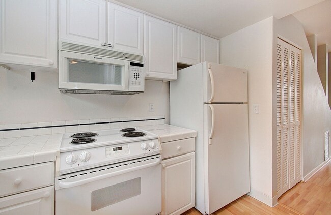 Building Photo - Bright Loft Condo with Stunning Columbia River Views