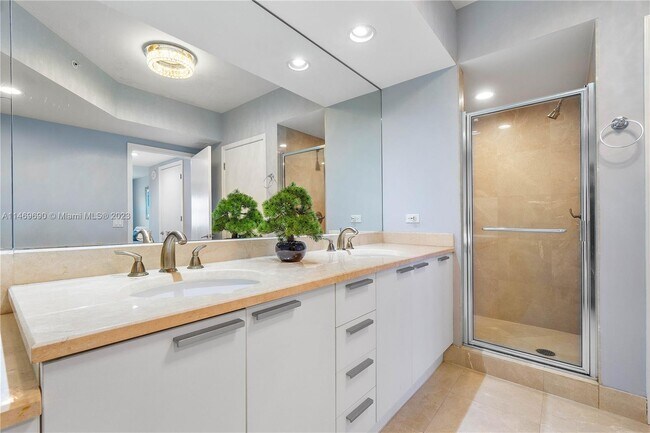 Building Photo - 2650 Lake Shore Dr