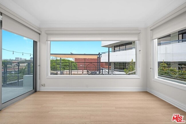 Building Photo - 420 S Beverwil Dr