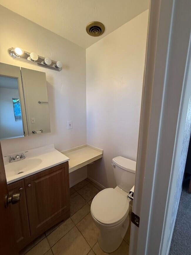 Building Photo - 3 Bed 1 1/2 Bath Home with Fireplace Conta...