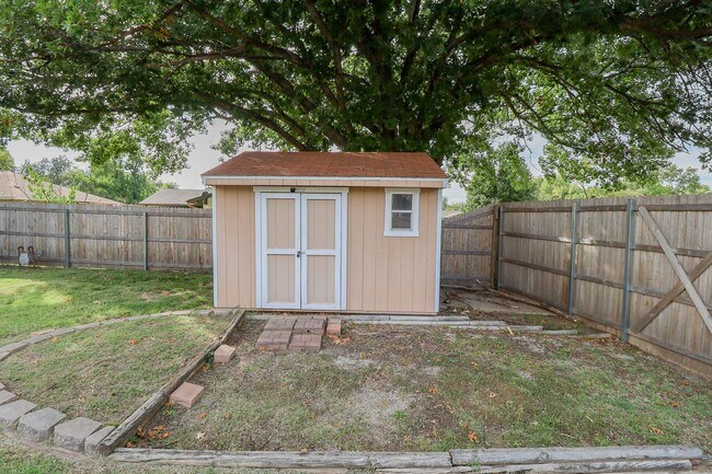 Building Photo - 2 Bed | 3 Bath with In-Ground Pool in Cent...