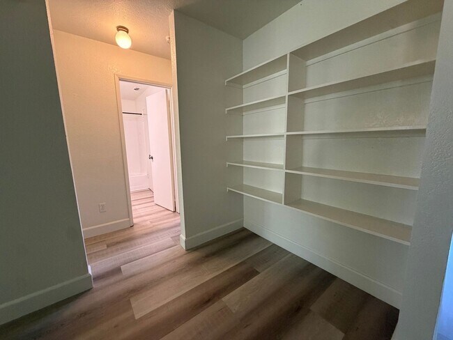Building Photo - Beautiful 2 bedroom 1 bath Available today! Apply today!