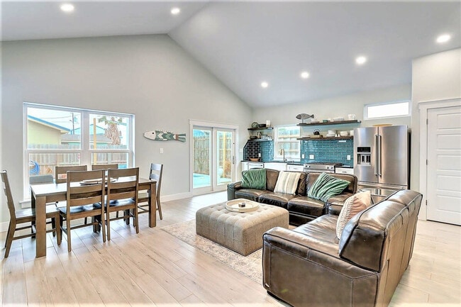 Building Photo - 224 E Oaks Ave