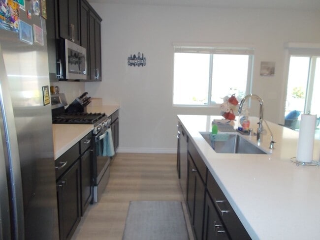 Building Photo - Beautiful 4 Bedroom Home