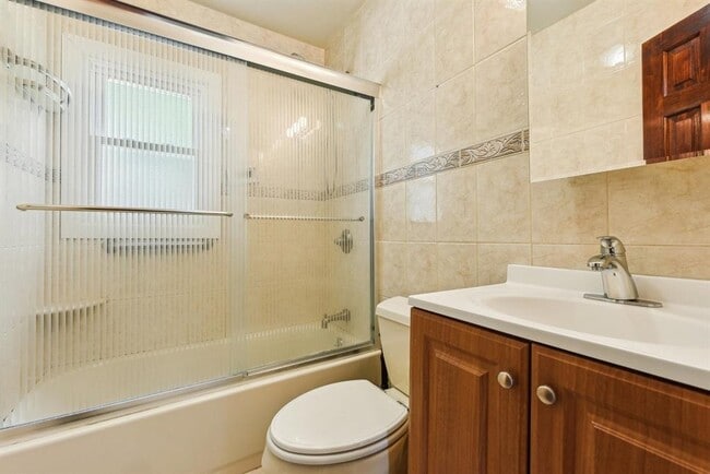 Building Photo - 482 S Elm St