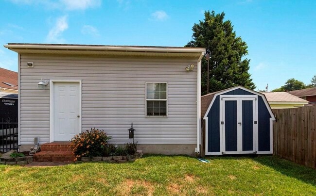 Building Photo - 45 Archwood Ave