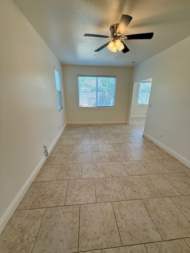 Building Photo - Beautiful Spacious 5 Bedroom Home located ...