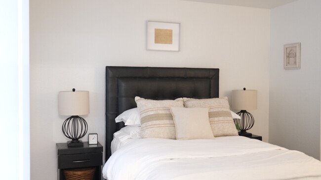 Secondary bedroom (with large closet) - 250 Forest Ridge