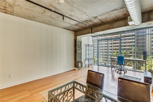 Building Photo - 645 W 9th St