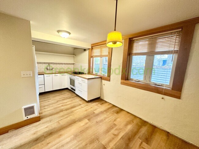 Building Photo - 4727 NE 10th Ave