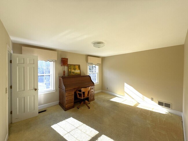 Building Photo - Beautiful 5 Bedroom 3 Bathroom House on Country Club Golf Course!