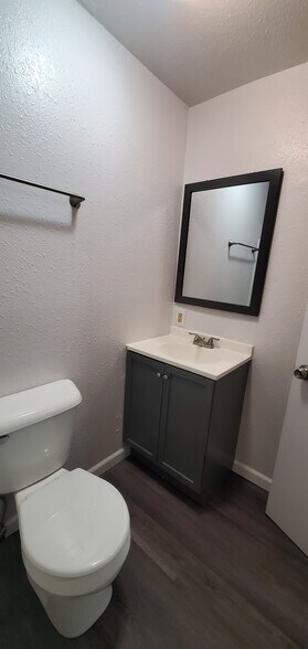 bathroom - 913 N Greenwood St #D
