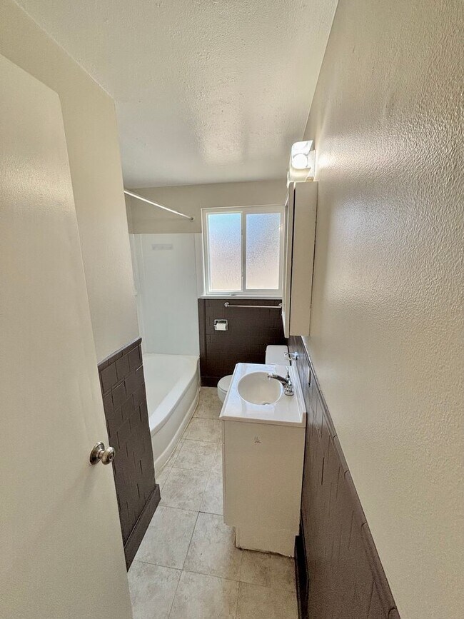 Building Photo - Remodeled Two Bedroom in University District-Next to DU!! 50% Off Firsts Month Rent!!