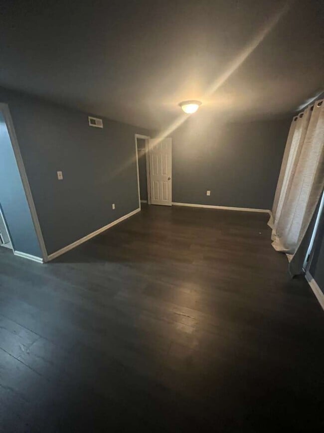 Building Photo - Lake Grove