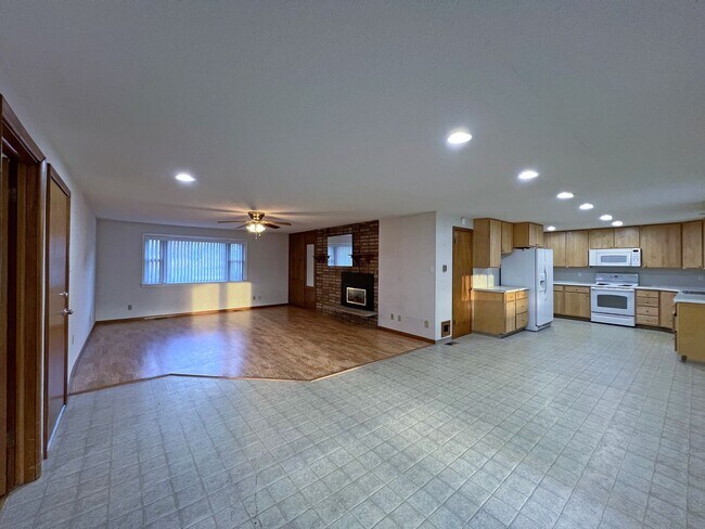 Building Photo - Rental ranch rambler - 3 bed, 2.5 bath, 2 ...