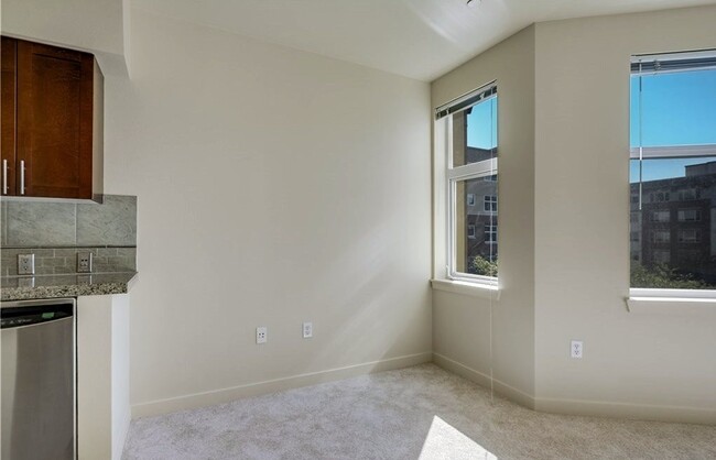 Building Photo - Open 1-bed condo in the Heart of Ballard