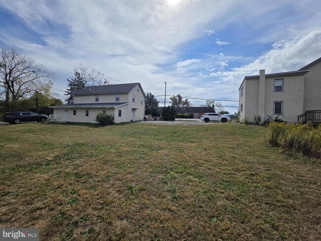 Building Photo - 203 E Cedarville Rd