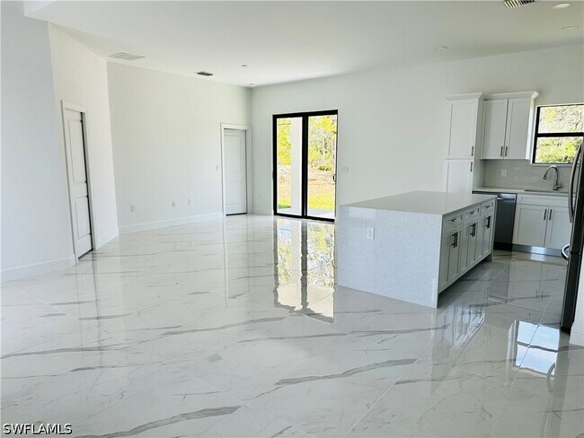 Building Photo - 717 Genoa Ave S