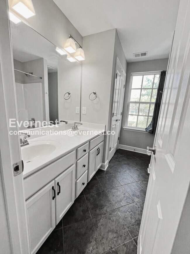 Building Photo - 2007 Oak Trail Dr